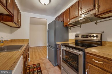 8930 Shamrock Ct, Springfield, VA 22152 - photo 5