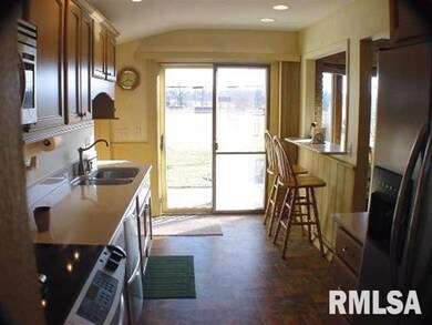 1817 W 36th St, Davenport, IA 52806 - photo 7