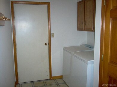 Laundry large 1st floor laundry / mud room