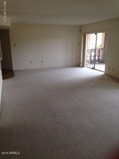 VERY SPACIOUS LIVING ROOM