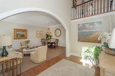 Welcoming 2 story foyer
