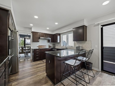 Updated Kitchen with Kitchen bar