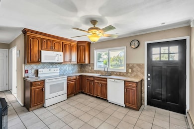 7 Tanager Ln, Levittown, NY 11756 - photo 4