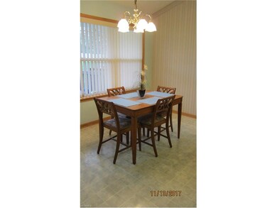 Spacious Dinette Ovelrooks the Deck and the Expans