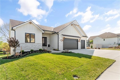 4312 NE Hideaway Dr, Lee's Summit, MO 64064 - photo 2