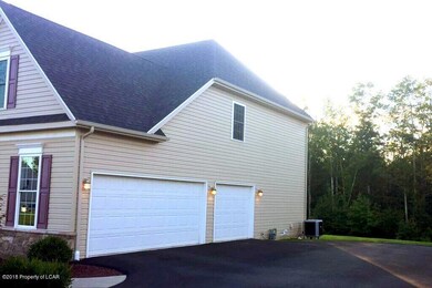 1098 Woodberry Dr, Mountain Top, PA 18707 - photo 3