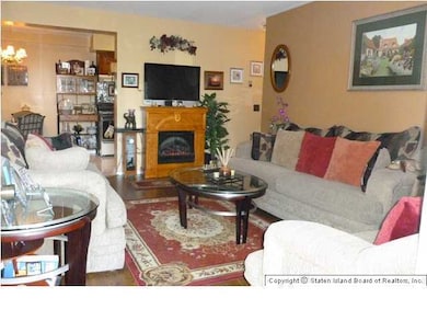 42 Daffodil Ln unit 71, Staten Island, NY 10314 - photo 3
