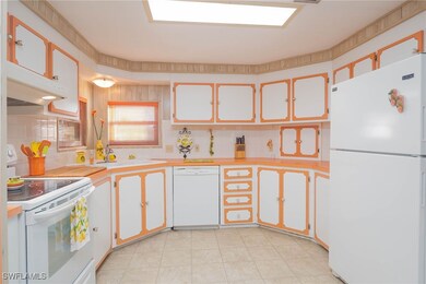 Kitchen featuring tasteful backsplash, white cabin