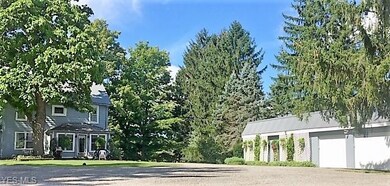 A circular driveway with lots of parking.