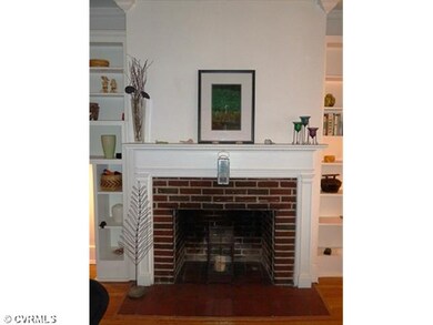 Living Room - Fireplace w/built-ins