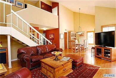 High  smooth ceilings! Stylish paint colors. Move-