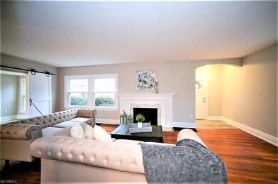 * Comfortable MODERN Living Room! ~