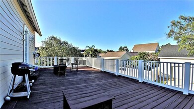 Huge Wood Deck perfect for Entertaining