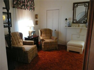 COZY FORMAL LIVINGROOM