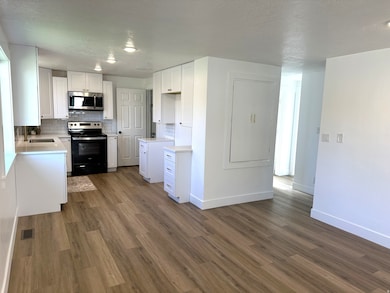 131 N Terrace Dr, Clearfield, UT 84015 - photo 5