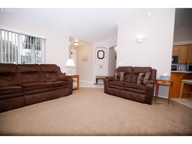 Living Room/Entrance