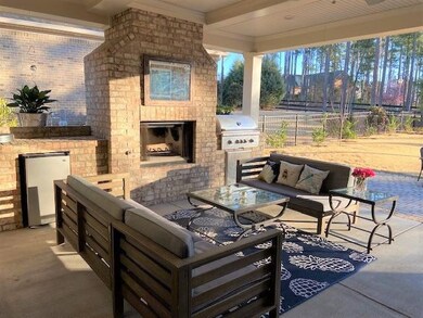 COVERED VERANDA/OUTDOOR KITCHEN