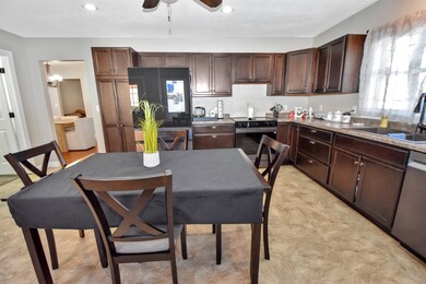 919 W Central Ave, Minot, ND 58701 - photo 5