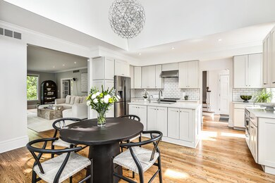 Dining to kitchen