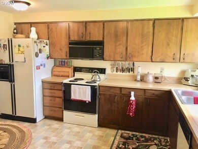 208 Charles Ct, Newberg, OR 97132 - photo 6