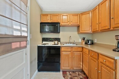 8 Austin Ct unit C, Saugus, MA 01906 - photo 2