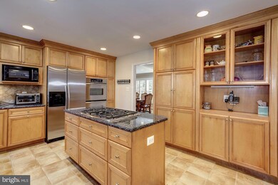 8803 Fox Hills Trail, Potomac, MD 20854 - photo 4