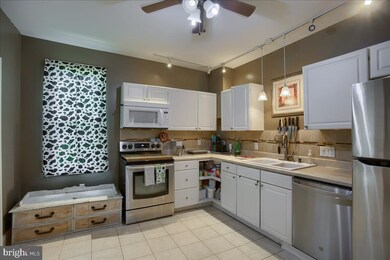 122 E Locust St, Mechanicsburg, PA 17055 - photo 4