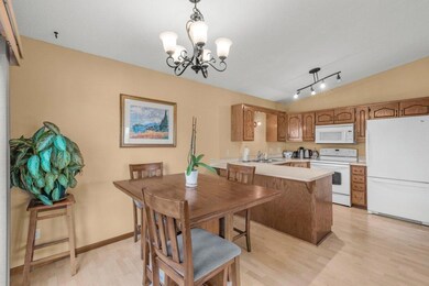 870 Sherwood Rd, Saint Paul, MN 55126 - photo 3