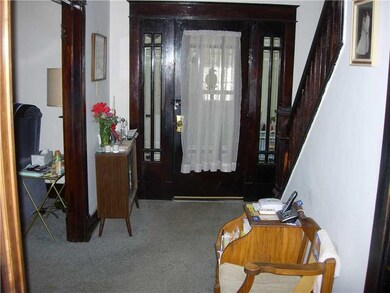 Entry/Foyer.