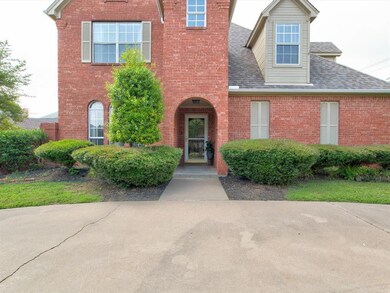 1611 Stonegate Dr, Cleburne, TX 76033 - photo 2