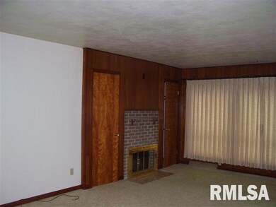 425 Mayfair Dr, Lincoln, IL 62656 - photo 3