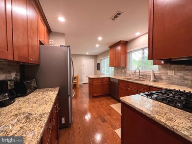 1514 Roundleaf Ct, Reston, VA 20190 - photo 4