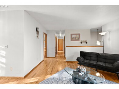Living Room/Entrance