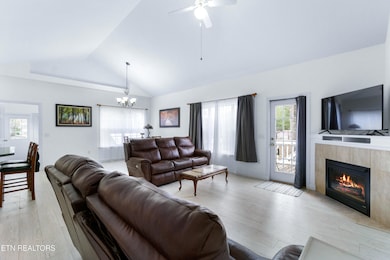 127 Pine Loop Dr-2