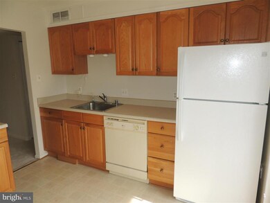 134 Roberts Ln unit 201, Alexandria, VA 22314 - photo 3