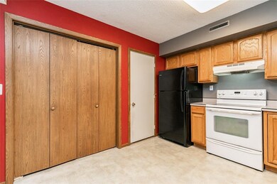 4007 Westover Rd SE unit B, Cedar Rapids, IA 52403 - photo 3