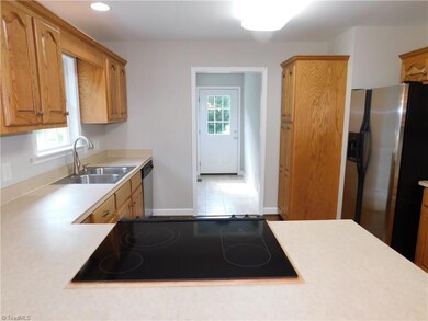 3966 Meadow Ridge Ct, Asheboro, NC 27205 - photo 4