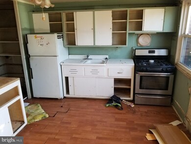 920 Imperial Ct, Halethorpe, MD 21227 - photo 5