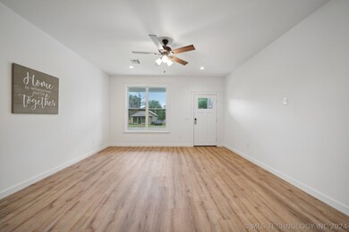 736 E 2nd St, Cushing, OK 74023 - photo 7