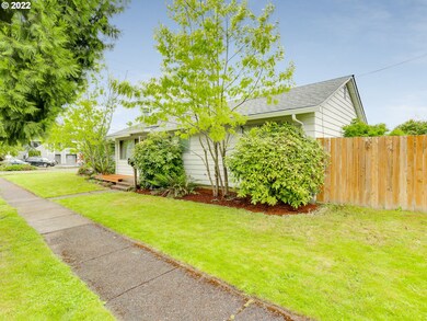 1014 E 5th St, Newberg, OR 97132 - photo 2