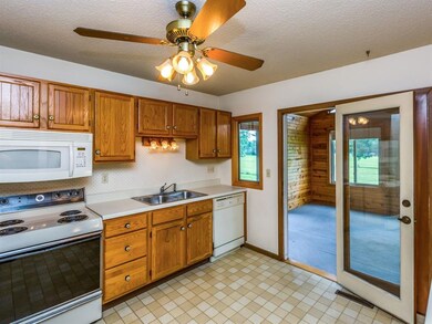 3905 Heather Ct SW, Cedar Rapids, IA 52404 - photo 6