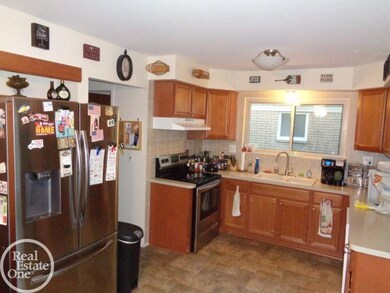 36702 Samoa Dr, Sterling Heights, MI 48312 - photo 5