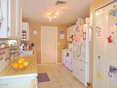 5 Kitchen.jpg