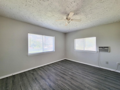 711 Avenue A unit 3, La Marque, TX 77568 - photo 3