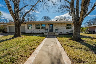 407 N Edison St, Fredericksburg, TX 78624 - photo 2