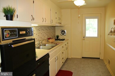 985 Circle Dr, Halethorpe, MD 21227 - photo 7