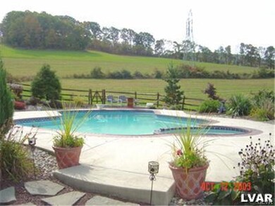 6629 Walnut St, Slatington, PA 18080 - photo 2