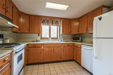 Well layed out kitchen and there is a dishwasher!