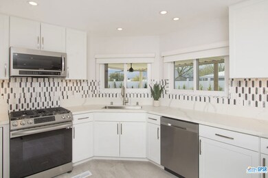 Designer Marble Backsplash & Gas Range