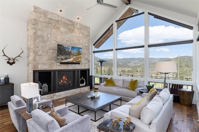 Floor to ceiling windows overlooking the Breckenri